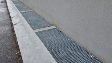 Evin etrafında havalandırma ızgarası var. Bodrum pencereleri yer seviyesinin altında. Metal yürüme ızgarası. Duvarcılıktan ve tuğlalardan nemi kaldırmak için temel havalandırma ve drenaj.