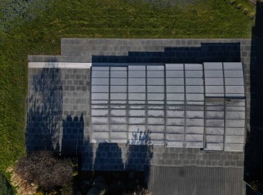 Havuzun üzerindeki plastik çatıyı katlıyorum. Küçük çocuklar ve hayvanlar, evcil hayvanlar boğulmaz. Bahçe havuzu ya da jakuzi için katlama ve kilitleme kapağı. Süslü otlar kuru desen, kozalaklı çam, peyzaj