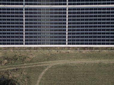 Endüstriyel ve lojistik salonlarının çatısı kademeli olarak güneş panelleriyle dolduruluyor. Kapsayan çatılar endüstriyel geliştiricilerin enerji verimliliğini ve sürdürülebilirlik alanını arttırmasına ve inşa etmesine yardımcı olur 