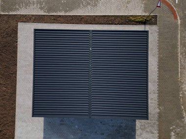 Ayarlanabilir kirişler ve maksimum rahatlık için bireysel ayarlama olasılığı. Alüminyum klimalı teraslar ve aşağıdan havalandırma. Endüstriyel tasarım. Kamp, park