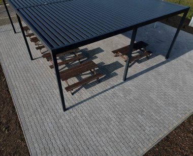 Ayarlanabilir kirişler ve maksimum rahatlık için bireysel ayarlama olasılığı. Alüminyum klimalı teraslar ve aşağıdan havalandırma. Endüstriyel tasarım. Kamp, park