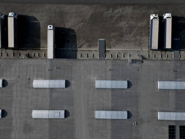 Rampayı yüklemek, köprüyü düzleştirmek, tasmayı ve kapıyı kapatmak için gerekli bileşenler. Alt platformla birlikte. Kenetlenme yerleri, yükleme ve boşaltma malları, endüstriyel salonda ürünler