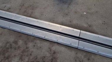 İki genişletilebilir beton gövdenin güvenli bağlantısı için çatı yapısı veya köprü genişlemesi. Metal bir barda lastik eklem