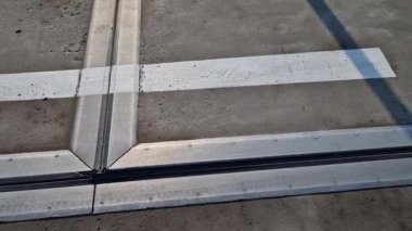 İki genişletilebilir beton gövdenin güvenli bağlantısı için çatı yapısı veya köprü genişlemesi. Metal bir barda lastik eklem