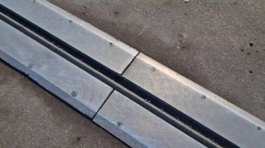 İki genişletilebilir beton gövdenin güvenli bağlantısı için çatı yapısı veya köprü genişlemesi. Metal bir barda lastik eklem