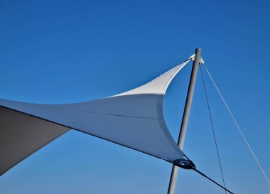 Uzaya lüks dokunuşu. Bu gölgelik yelkenlerin her şekli, mekanı olabilir, gölgelendirilmesi gerekir. En yaygın olan üçgen ya da dikdörtgen dizayndır, daha karmaşık şekiller, trapezoid, altıgen, cam gibi.