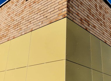 Bina kaplaması. Ön metal levhalar dikdörtgen oluşturur. Sarıya boyanmış, sürdürmesi kolay bir yüzey. Endüstriyel binalar ve ambarlar büyük katı duvarlarda kullanılacak