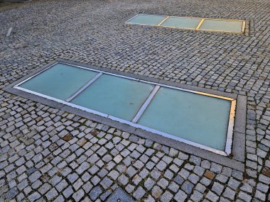 Yürüyen cam yürümek için tasarlanmış özel bir cam çeşididir. Genellikle üç katmanlı cam levhaların dayanıklı folyolarla bağlanmasıyla oluşur. Bu da dayanıklılık ve güvenliği sağlar. 