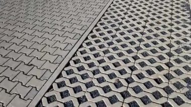 Şehrin yerleşik caddesinde, boylamsal park alanı çakıl dolu gri beton kaplamalardan yapılmıştır. Yol tümseklerinden su akışını sınırlamak için önlemler