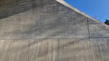 Beton köprü, gerilmiş kemerli tünel şeklinde bir altgeçit. Tavana yapıştırılan kalaslar biçimsel çalışmanın ve beton dökülmesinin kalıntıları..