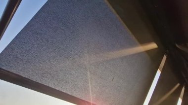 Awning 'ler evinizin mimari görünümünün altını çiziyor. Hepsinden önemlisi, teraslar, balkonlar veya cam pencerelerin daha geniş alanlarını gölgeleyebilirler. Ayrıca, tam mimari görünüş, mağaza