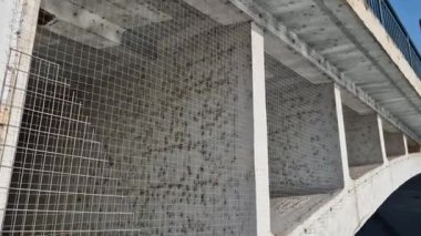 Kemer köprüsünün sütunları kuşların oraya yuva yapmasını ve köprü yapısına dışkılarıyla zarar vermesini önlemek için ağlarla kaplıdır..