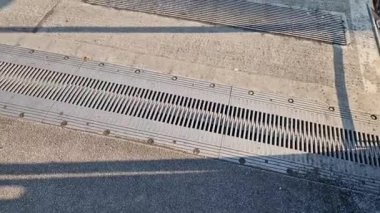 Genişletilebilir iki beton gövdenin güvenli bağlantısı için genişletme metali eşleşmesi, çatı veya köprü yapısı. Otoyol gövdesinin genişleme eklemleri için paslanmaz çelik tarak