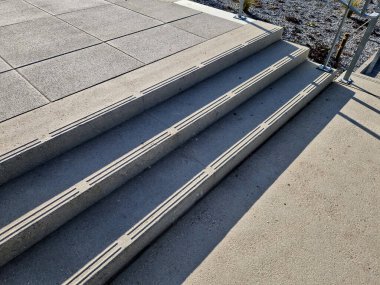 Basamağın kenarlarında ayakların dokunsal işaretlenmesi için yükseltilmiş bir oyuk var. Kör insanlar evlerinde merdivenleri daha kolay çıkabilirler..