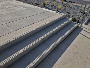 Basamağın kenarlarında ayakların dokunsal işaretlenmesi için yükseltilmiş bir oyuk var. Kör insanlar evlerinde merdivenleri daha kolay çıkabilirler..