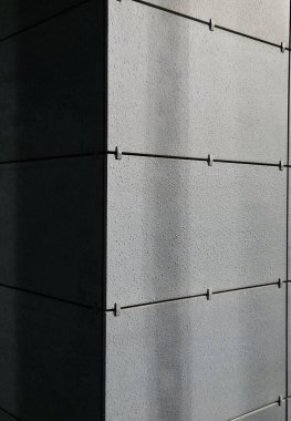 Seramik fayans duvarı görünür orta pedlerle kaplı. Sunulan kaplama hükümet binası