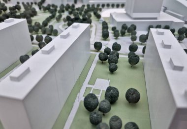 Ev ve mahallelerin inşasından önce, öneri şehir konseptinde savunulmalıdır. Maket kağıdına yapıştırılmış uzaysal gelişim planı. Mimar fikirlerini ve puan ellerini sunar.