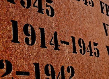 Lekeli metal levha. Bilinmeyen bir gezegenin yüzeyine benziyor. Dış cephelerde, şehir mobilyalarında ve savaş anıtlarında kullanılır. Düşen kahramanların lazer yanıkları, krema kaplı.