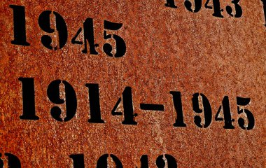 Lekeli metal levha. Bilinmeyen bir gezegenin yüzeyine benziyor. Dış cephelerde, şehir mobilyalarında ve savaş anıtlarında kullanılır. Düşen kahramanların lazer yanıkları, krema kaplı.