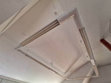 Lamba doğrudan tavana bağlanabilir ya da kablolarla asılabilir. Pakete asılacak ipler de dahil. Tavan arası toplantı odasındaki masanın üzerindeki dikdörtgen şeklinde.