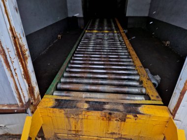 Değişken yükseklik ayarlı paten taşıyıcı. İşlenmiş materyalleri beslemek ve kaldırmak için. Malzeme taşımak için etkili bir araç, ama aynı zamanda gereksinimleri karşılayan çok yönlü bir çözüm 