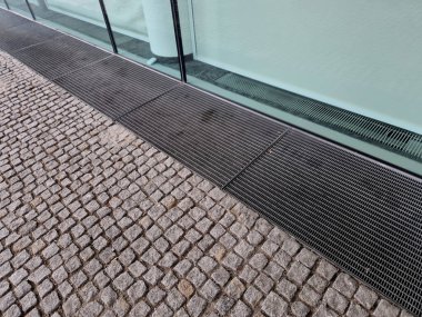 Evin her yerinde havalandırma ızgarası var. Bodrum pencereleri yer seviyesinin altında. Metal yürüme ızgarası. Duvarcılıktan ve tuğlalardan nemi temizlemek için temel havalandırma ve drenaj. Durgun ışık, örgü