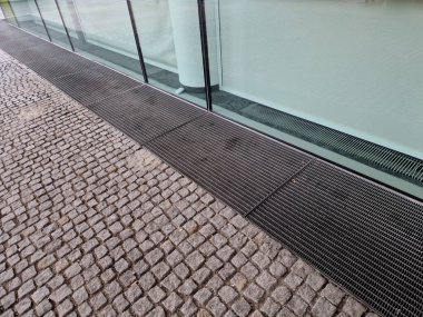 Evin her yerinde havalandırma ızgarası var. Bodrum pencereleri yer seviyesinin altında. Metal yürüme ızgarası. Duvarcılıktan ve tuğlalardan nemi temizlemek için temel havalandırma ve drenaj. Durgun ışık, örgü