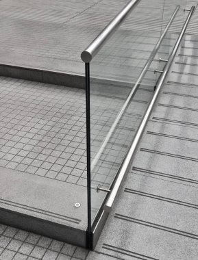  Tırabzanın kenarı U şeklindeki şeritle kaplı. Parlak paslanmaz çelik borudan yapılmış korkulukların şeffaf dolguları. Binaya gir, spa