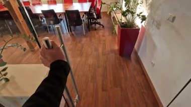 Çerçevesiz cam kapı. Camlı bölmelerin özel menteşeleri ve sapları vardır. Her şey cama kazınır ve paslanmaz çelik vidalarla tutturulur. parlatılmış bar kolu
