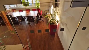 Çerçevesiz cam kapı. Camlı bölmelerin özel menteşeleri ve sapları vardır. Her şey cama kazınır ve paslanmaz çelik vidalarla tutturulur. parlatılmış bar kolu