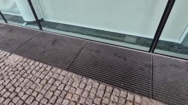 Evin her yerinde havalandırma ızgarası var. Bodrum pencereleri yer seviyesinin altında. Metal yürüme ızgarası. Duvarcılıktan ve tuğlalardan nemi temizlemek için temel havalandırma ve drenaj. Durgun ışık, örgü