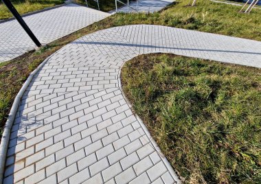 Uzun merdivenler tekerlekli sandalye kullanıcıları ve bebekli anneler için bir engeldir. Mobiletler ve bisikletler merdivenli kestirmeden daha uzun olan paralel yolu da tercih edecekler. haklar engellendi