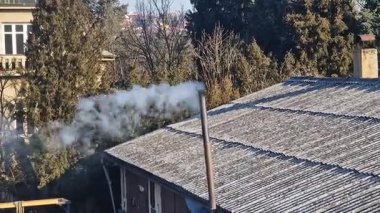 Katı yakıtlarla hava kirliliği, kömür, kola, odun, polen, briketler. Tüm köydeki kara dumanın kokusunu kirletebilirler. Ters çevirme baca gazının dağılmasına izin vermiyor. 