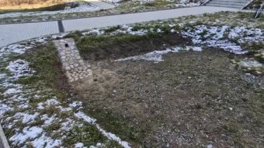 Taş duvar panelleri ve gabion duvarları olan drenaj göleti. Yağmur sırasında su yavaşlar ve kanalizasyon borusundan kanalizasyona taşar. Yeni tamamlanmış gözyaşları