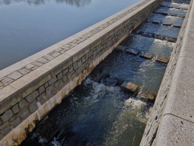 Sel sırasında kubbeli su büyük barajlardan dökülür ve çok fazla köpük oluşturur. Balık geçidi, hidroelektrik santrallerinin yükseklik farklılıklarının üstesinden gelmek için bir tarafsızlıktır..