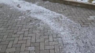 Yol tuzu, yollara serpiştirilen şey nedir? Evimin etrafına asfalt serpeyim mi? Boya yüzeyini aşındırmaz mı, tuz serpmez mi?,