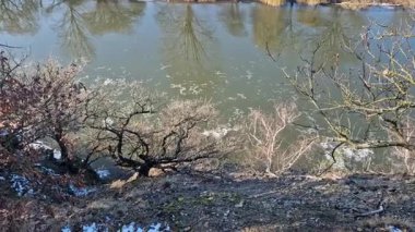 Erimiş buz, yüzey katmanında, iç kısımdaki buzlardan veya yüzen kar ve kristal kümelerinden oluşan buz kristalleri kümesidir. Çamur yüzeyde ve köprü iskelesine çarpıyor.