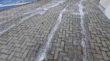 Yol tuzu, yollara serpiştirilen şey nedir? Evimin etrafına asfalt serpeyim mi? Boya yüzeyini aşındırmaz mı, tuz serpmez mi?,