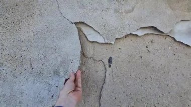 Kötü çatı ve su nedeniyle duvardaki alçı tabakasının yıpranması, kışın çimento alçı tabakalarını çatlatıyor. Tıkırdatıldığında, tüm parçalar düşer, bu da yayalara zarar verebilir. Onarım gerekli.