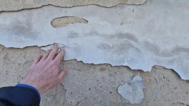 Kötü çatı ve su nedeniyle duvardaki alçı tabakasının yıpranması, kışın çimento alçı tabakalarını çatlatıyor. Tıkırdatıldığında, tüm parçalar düşer, bu da yayalara zarar verebilir. Onarım gerekli.