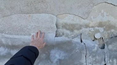 Kötü çatı ve su nedeniyle duvardaki alçı tabakasının yıpranması, kışın çimento alçı tabakalarını çatlatıyor. Tıkırdatıldığında, tüm parçalar düşer, bu da yayalara zarar verebilir. Onarım gerekli.