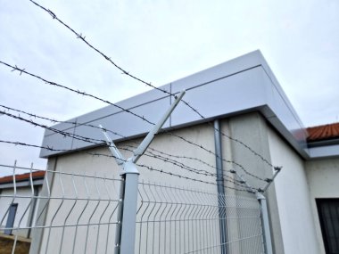 Dikenli teller de parantez kullanmadan tellere monte edilebilir. Dikenli telleri direklere doğru gerin. Gergin tel klipsleri kullanarak bağla. ya da cırcır kullanarak