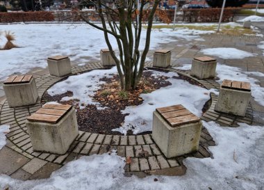 Parktaki beton beyaz bank bloğu ve dalga şekli koyu renkli bir meydanda, temiz beton yüzey gri kahverengi beyaz yaya ve dinlenme alanı üzerinde, Pavilion parktaki en iyi dinlenme yeridir. İnsanların pavyonun altında egzersiz yapmalarına ya da dinlenmelerine izin ver