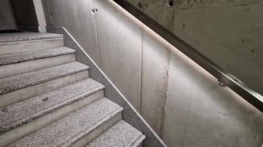 Dağlarda hızlı kar kaymasına karşı bir çubuğu olan galvanize metal çatı. Kar ve buz insanların üzerine hemen düşerse ya yaralanırlar ya da ölürler. Çığ yavaşlar, kafa yaralanması, kırık