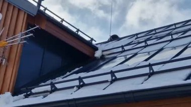 Dağlarda hızlı kar kaymasına karşı bir çubuğu olan galvanize metal çatı. Kar ve buz insanların üzerine hemen düşerse ya yaralanırlar ya da ölürler. Çığ yavaşlar, kafa yaralanması, kırık