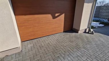 Otomatik çekilebilir garaj kapısı arabadan inerken bir sürü iş tasarruf ettirir. Uzaktan kumanda motoru çalıştırır ve kapı tavana doğru kayar..