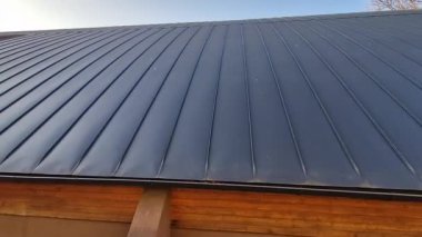 Levha metal çatı, salonun kemeri katlanmış metal levhalardan yapılmış..