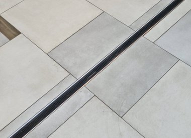Beton çatıdaki genişleme eklemleri otopark görevi görüyor. Genişleme, metal paslanmaz çelik kaplı kauçuk bir şeritten oluşur.