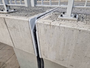 İki genişletilebilir beton gövdenin güvenli bağlantısı için çatı yapısı veya köprü genişlemesi. Metal bir barda lastik eklem, genişletilebilir beton cisimler. Motorun eklemlerini genişletmek için paslanmaz çelik tarak