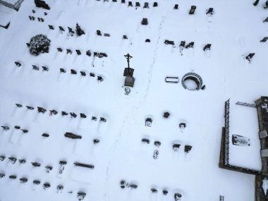 Orman mezarlığının insansız hava aracı görüntüsü. Yukarıdan bak. Şehre gömme kapasitesi. Taş işçiliği ve granit mezar taşı üretimi. Reklam. şehir sonsuz yaşam duvar kâğıdı